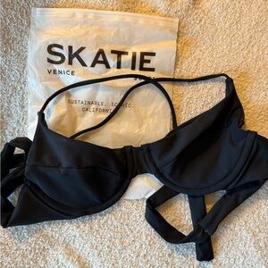 Skatie Kate bikini top- black